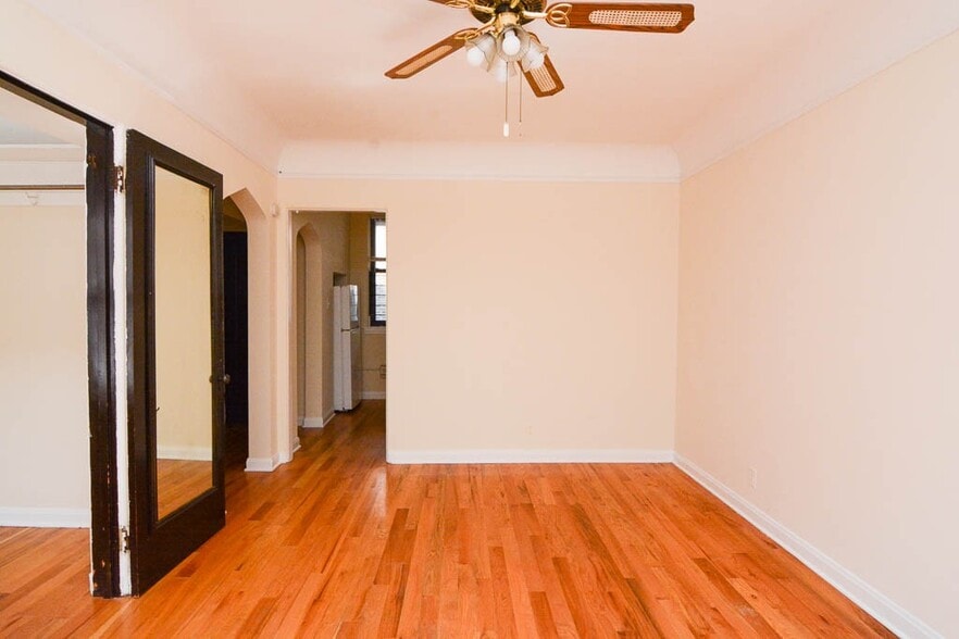 Building Photo - 4422 N Wolcott Ave