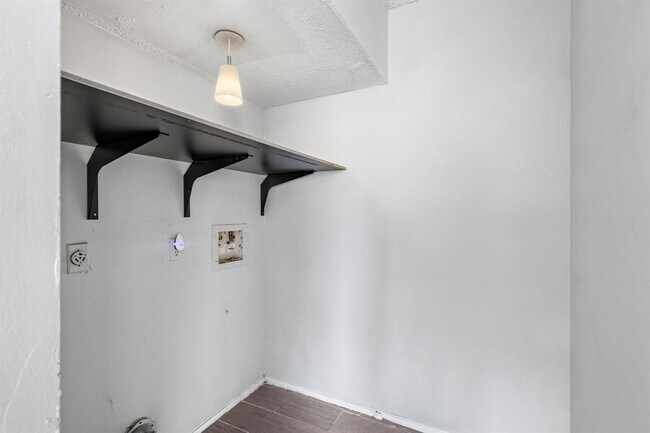 Building Photo - 2383 Crescent Park Dr