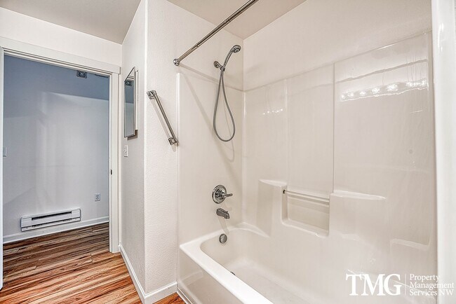 Building Photo - Cute Condo w/ 2 Beds 2 Baths and Patio in Beaverton!