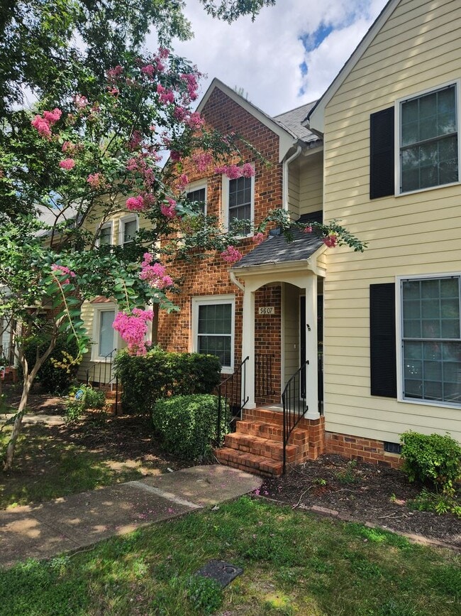 Primary Photo - Townhouse Convenient to Chesterfield Court...