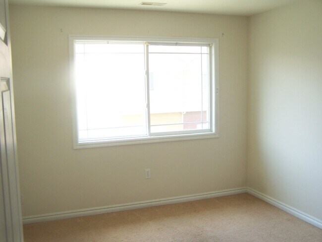 Building Photo - 11 Fuller Cir