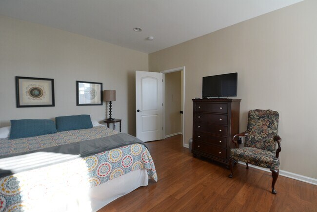 Building Photo - 118 3rd St SE