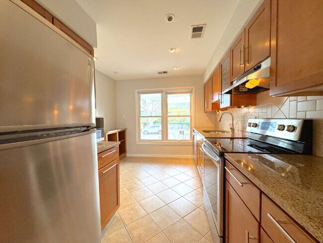 Building Photo - Premier Del Ray Townhome: Steps from The Avenue