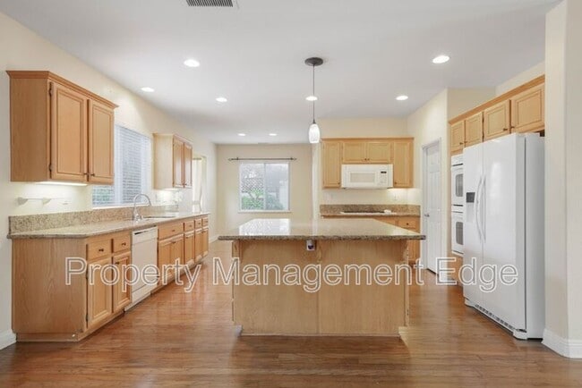 Building Photo - 38265 Birch Ct