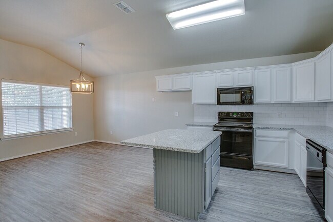 Building Photo - Large 3/2/2 in South Lubbock!