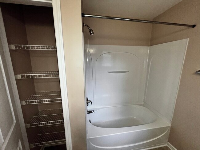 Building Photo - 3569 Draycott Ave