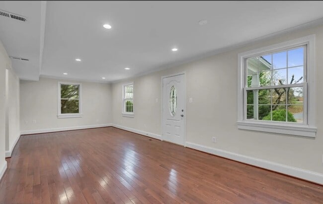 Building Photo - Arlington