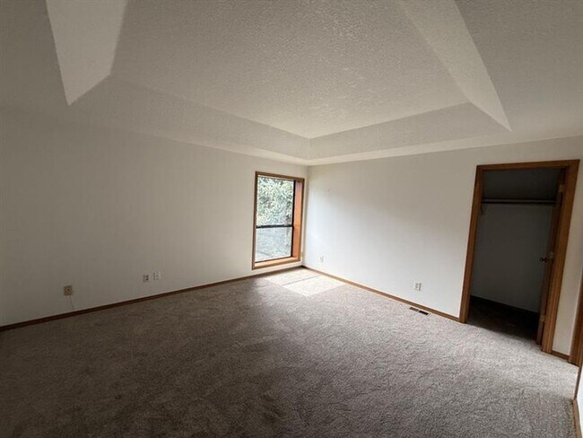 Building Photo - 17565 NW Woodmere Ct