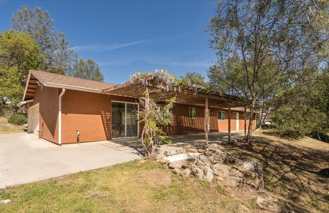 Building Photo - 31200 Revis Rd