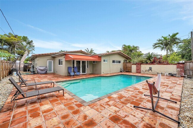 Building Photo - 1518 N Yale Dr