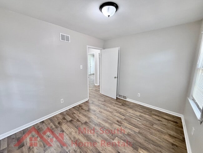 Building Photo - 3040 S Edgeware Rd