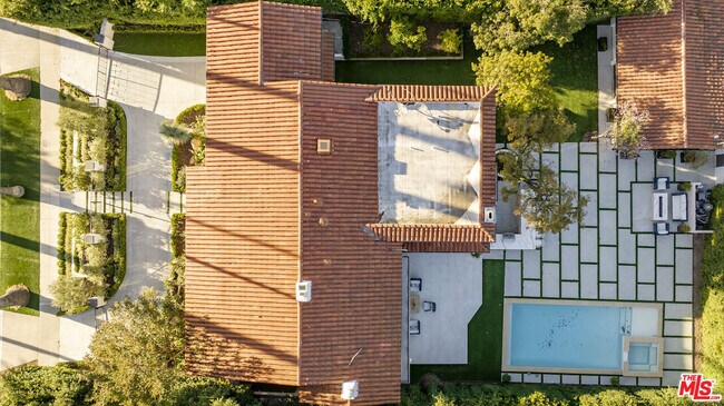 Building Photo - 520 N Bedford Dr