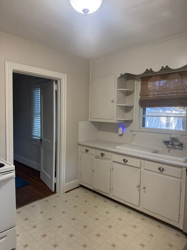 Building Photo - Fantastic Location & Price......More pictures to come!