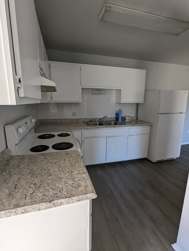 Building Photo - Remodeled 2 Bedroom Apartment in Salisbury