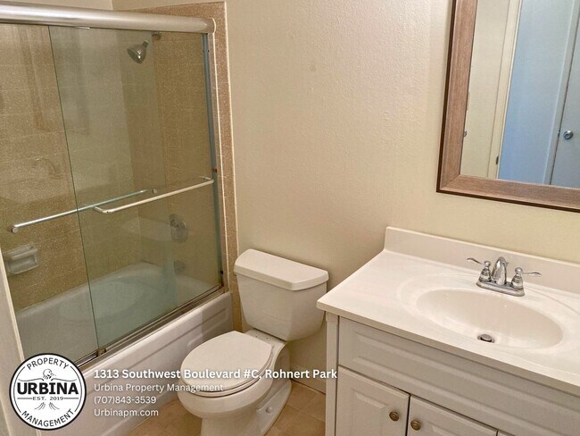 Building Photo - 2 Bedroom Upper Level Condo in Prime Rohne...