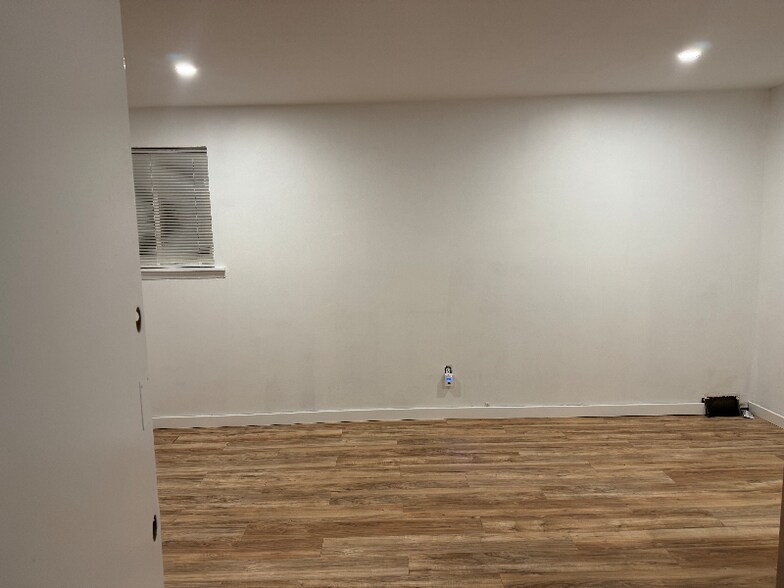 Building Photo - 9405 Kirkwood Rd