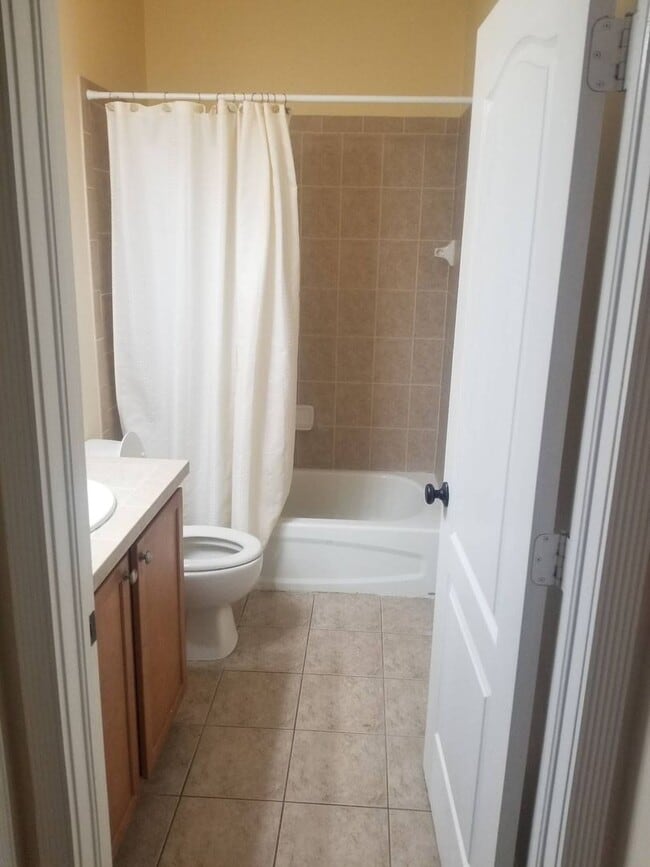 Building Photo - BACK ON THE MARKET!!! Grab this Spacious 4 Bedroom 2.5 Bath Townhouse