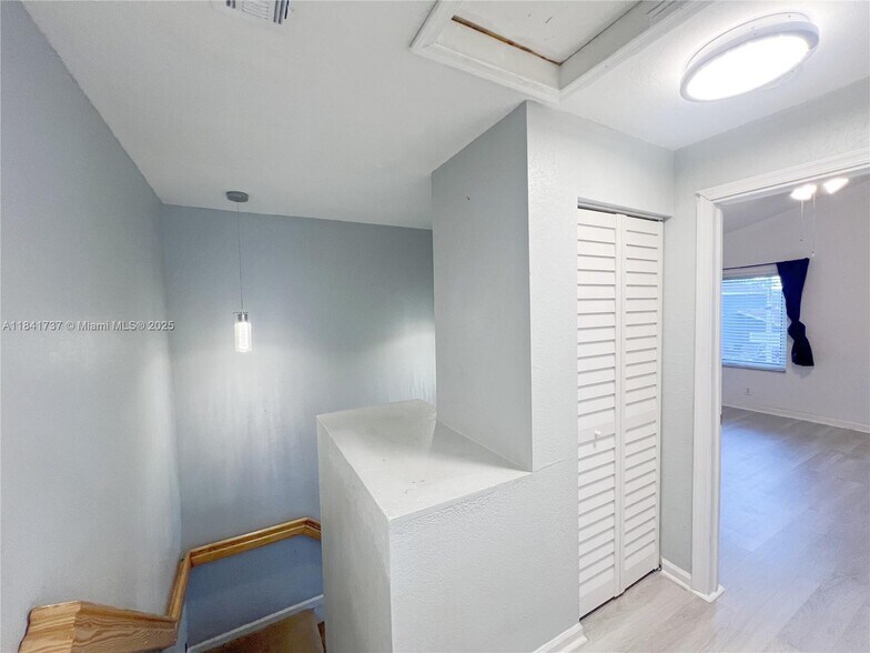 Building Photo - 5565 SW 43rd St
