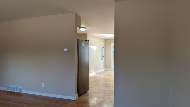 Building Photo - 4050 Hollow Rd