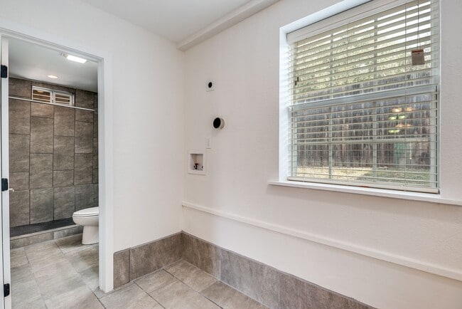 Building Photo - MONTICELLO PARK STUDIO APARTMENT