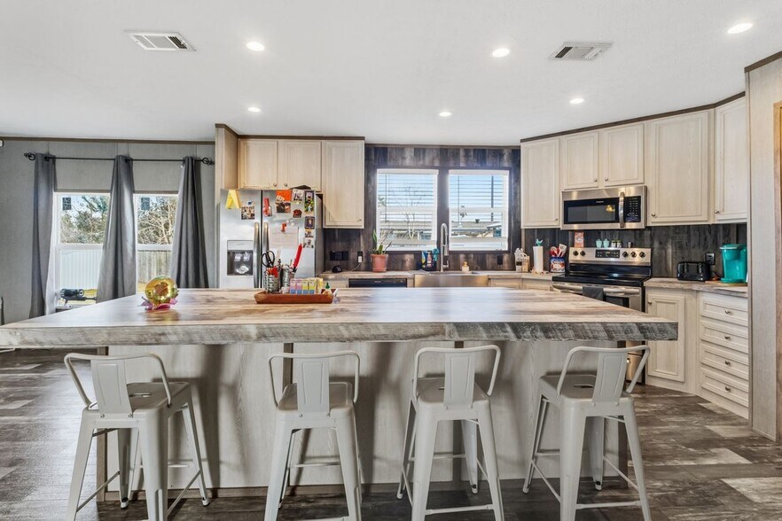 Building Photo - 134 N Larry Dr