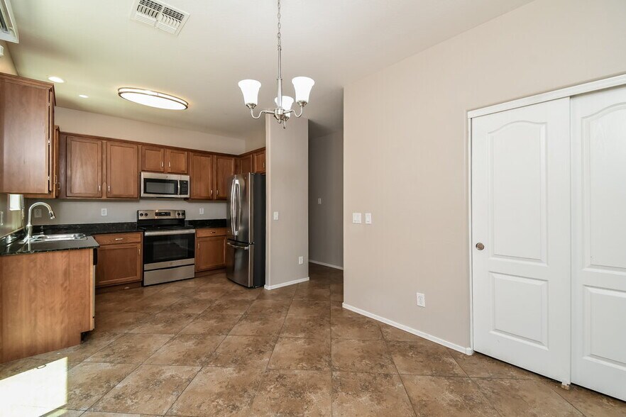 Building Photo - 4145 E Carla Vista Dr