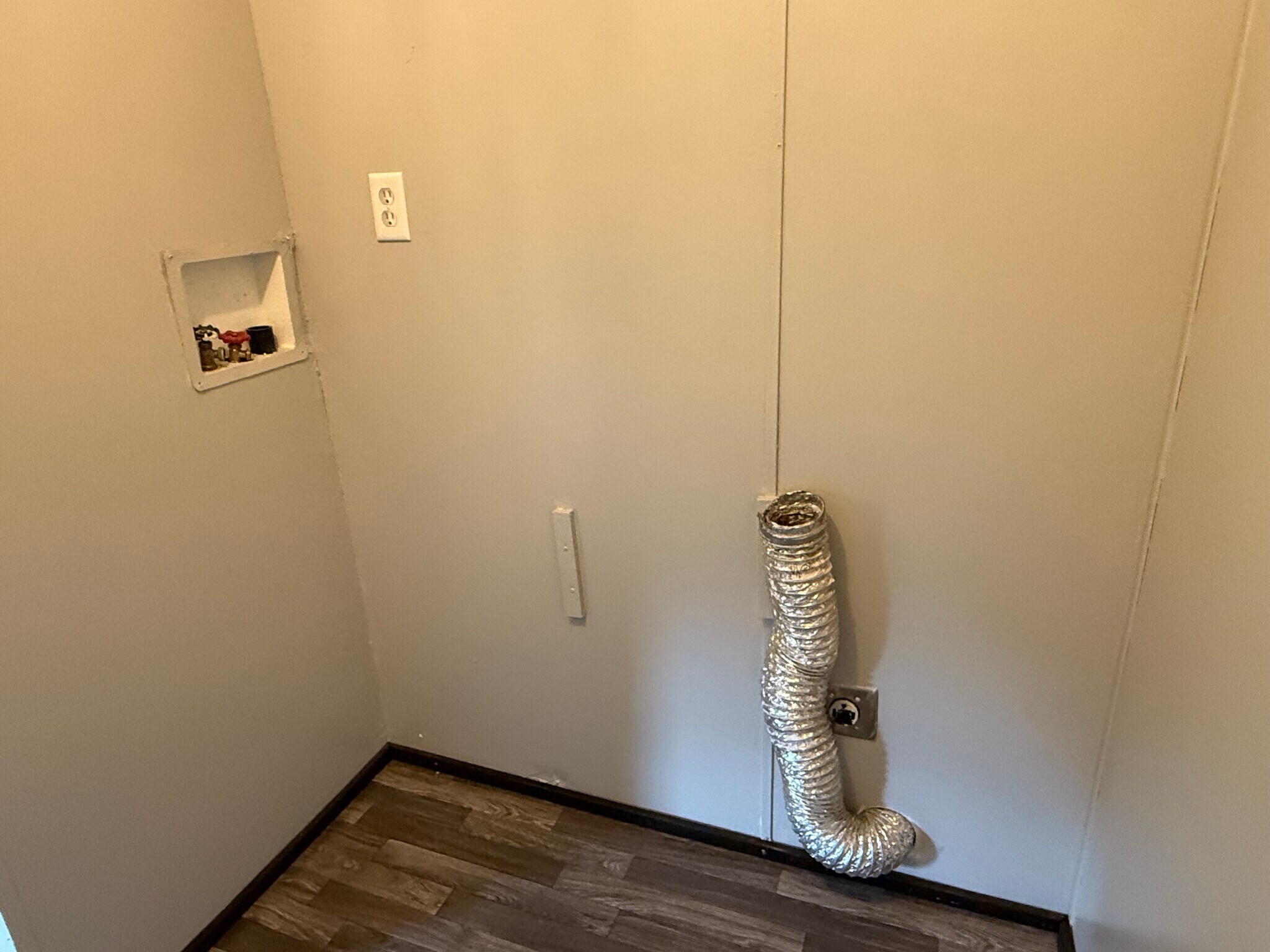 Washer dryer hook up - 21 Mill St