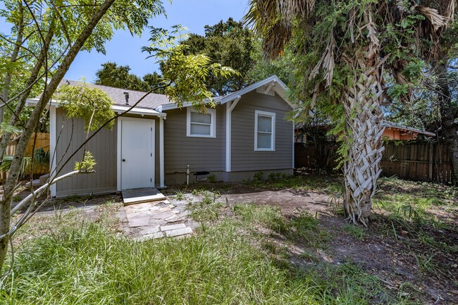 Building Photo - JUST REDUCED- Adorable 3/2 Bungalow Availa...