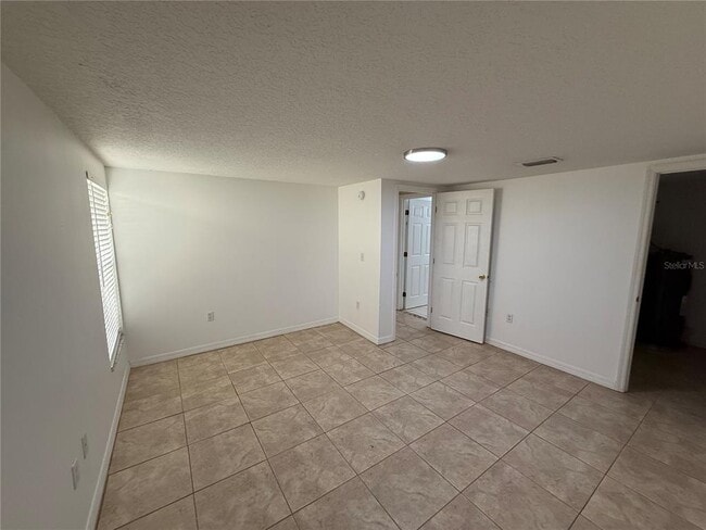 Building Photo - 1247 Lakeview Dr