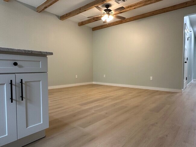 Building Photo - 207 Cherry Ave