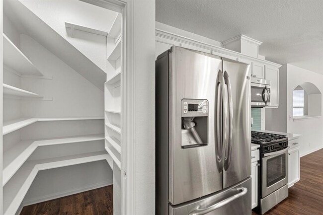 Building Photo - 210 Summerside Ave