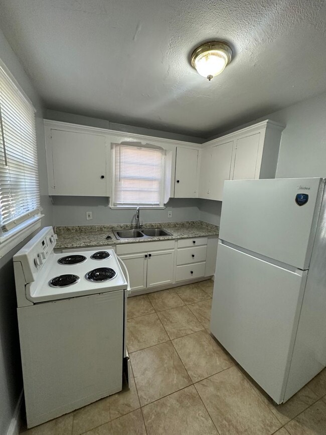 Building Photo - Fully Renovated 3/2 Available for Immediat...