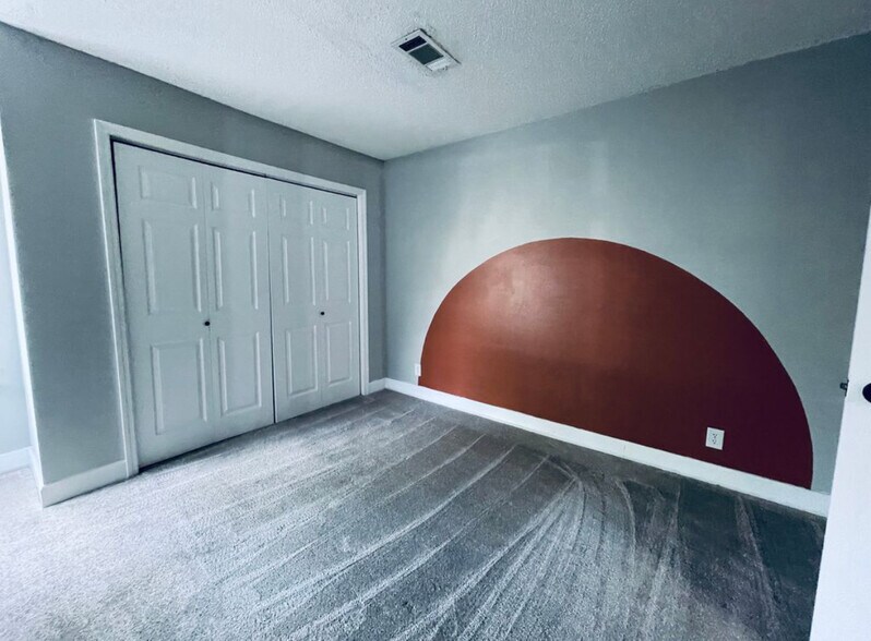 Building Photo - 327 Yorkshire Cir