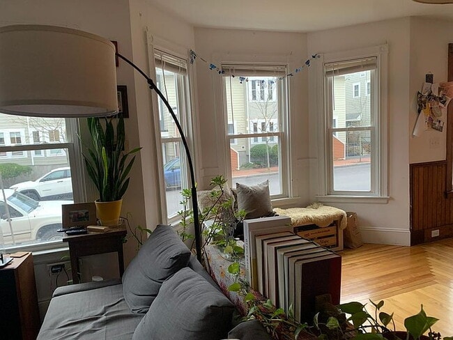 Building Photo - "Charming 3-Bed, 2-Bath Gem in Portland's Heart – Spacious 1350 Sq Ft Living!"