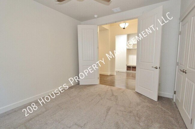 Building Photo - Immaculate Single-Level Home