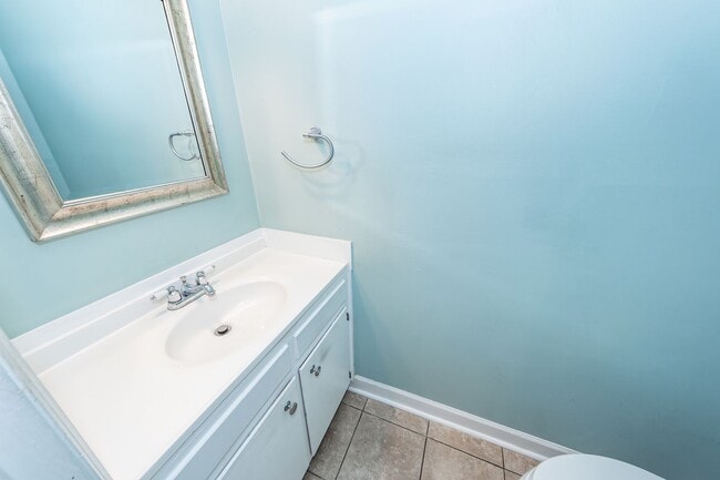 Building Photo - 2 Bedroom, 1.5 Bathroom Townhome in Island Bluff - James Island