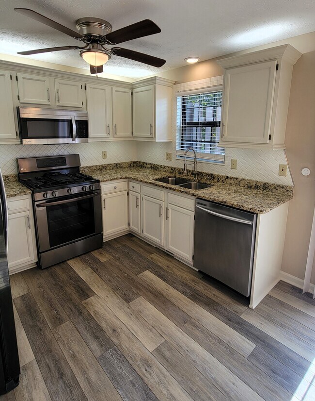 Building Photo - 6509 Blossomwood Cir NE