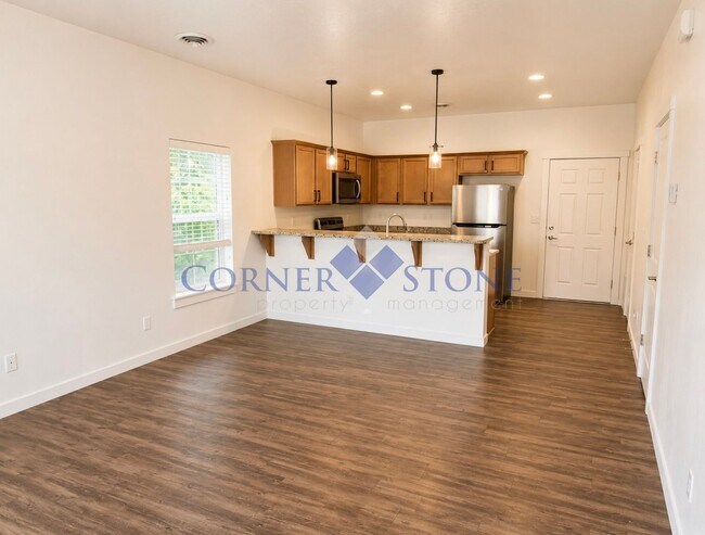 Building Photo - Charming Townhouse Close To The Village!
