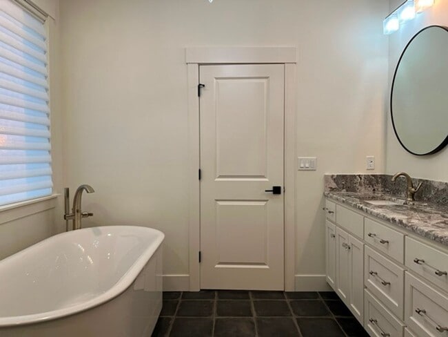 Building Photo - 3Bd/2Ba Single Story House - Available to ...