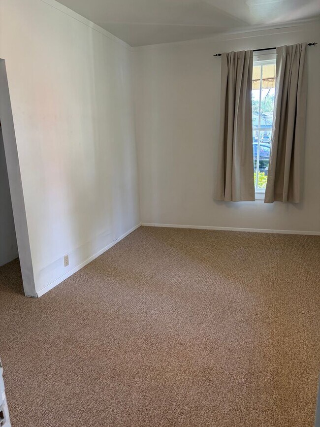 Building Photo - Newly Remodeled Two Bedroom with Sun Room!