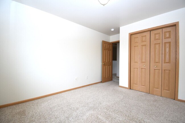 Building Photo - Townhouse Style 3 Bedroom 1.5 bathroom apartment in central Bozeman.  Great Central Location.