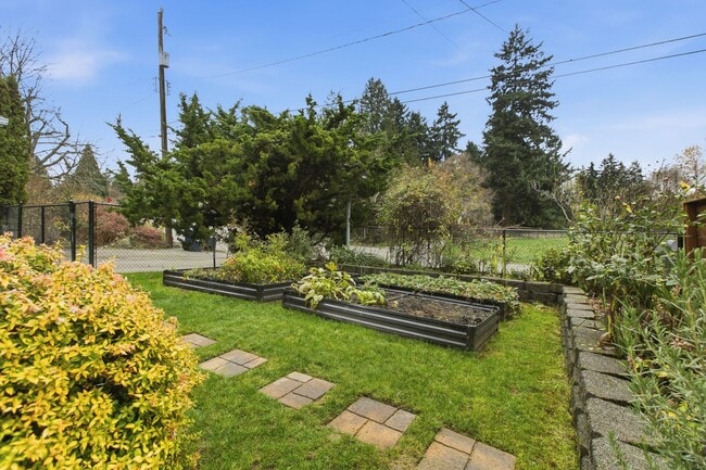 Building Photo - Arbor Lake Duplex unit for lease in private setting