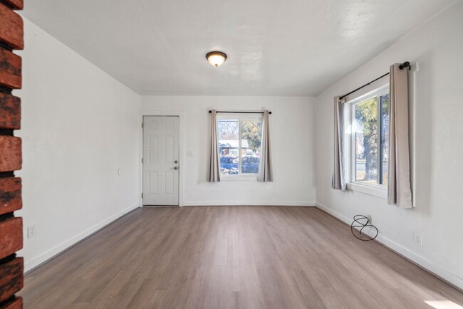 Building Photo - Newly renovated 2bdrm 1 bath house with 3 ...