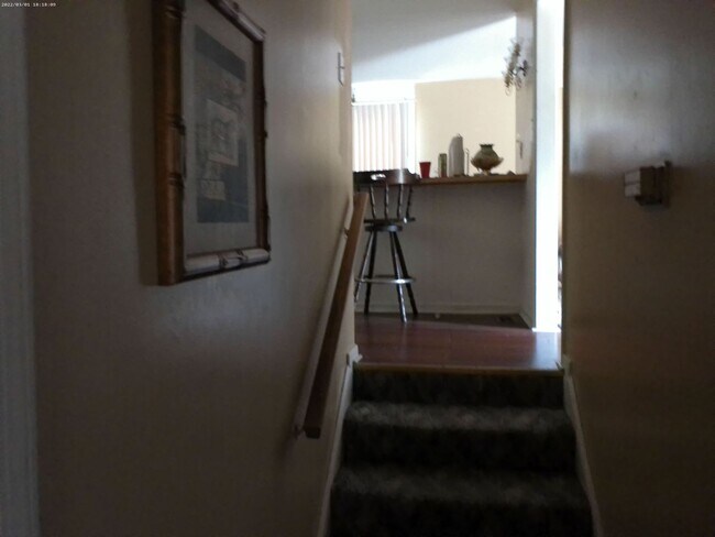 Building Photo - Awesome 4 bedroom tri level