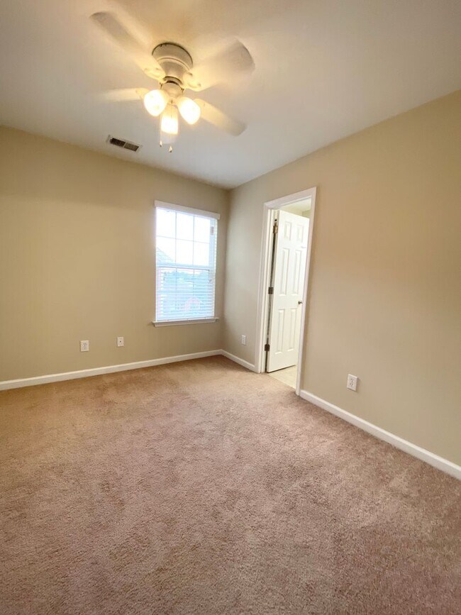 Building Photo - Beautiful 3 Bed 2.5 Bath House