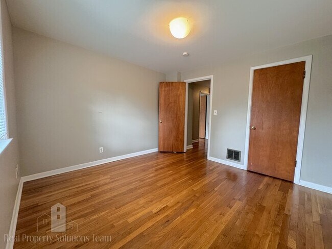 Building Photo - Two Story Home in Upper Arlington with att...