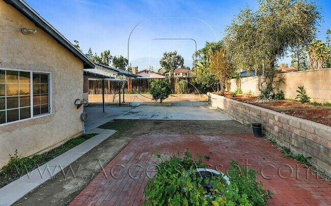 Building Photo - Lovely Single Story 4 Bed/2 Bath Home In R...
