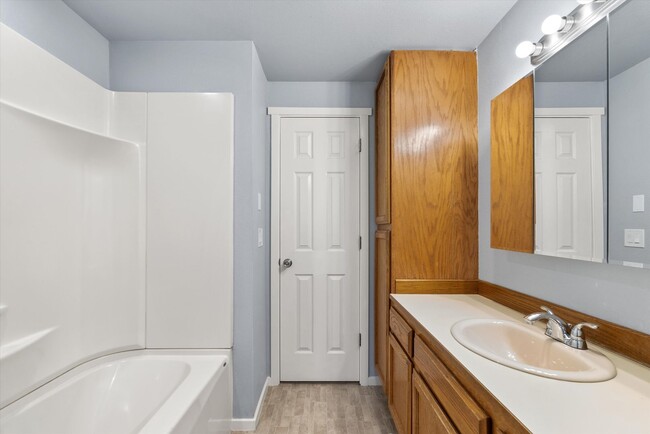 Building Photo - 3 Bed 2 Bath Fully Fenced Split Level Lake...
