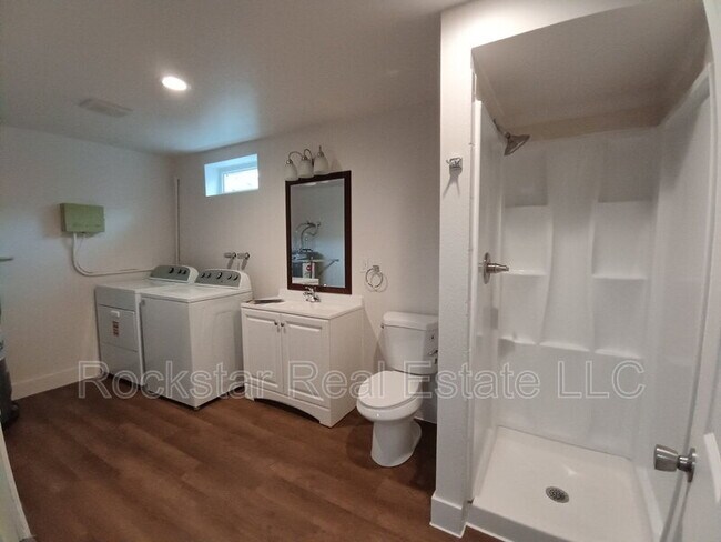 Building Photo - 704 E Bridgeport Ave