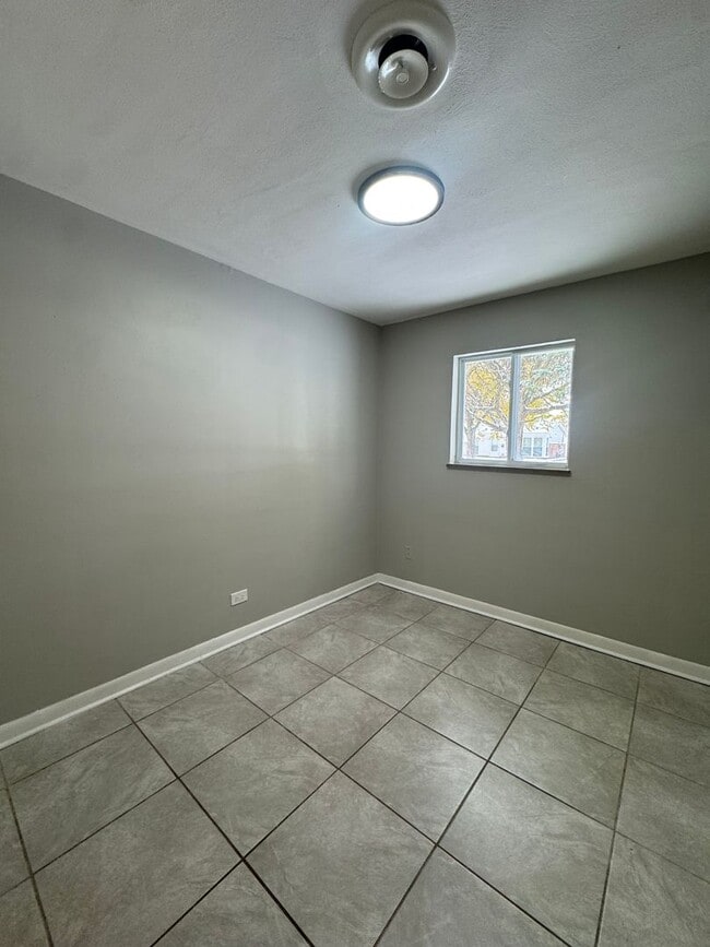 Building Photo - Don’t miss out on this charming three-bedr...